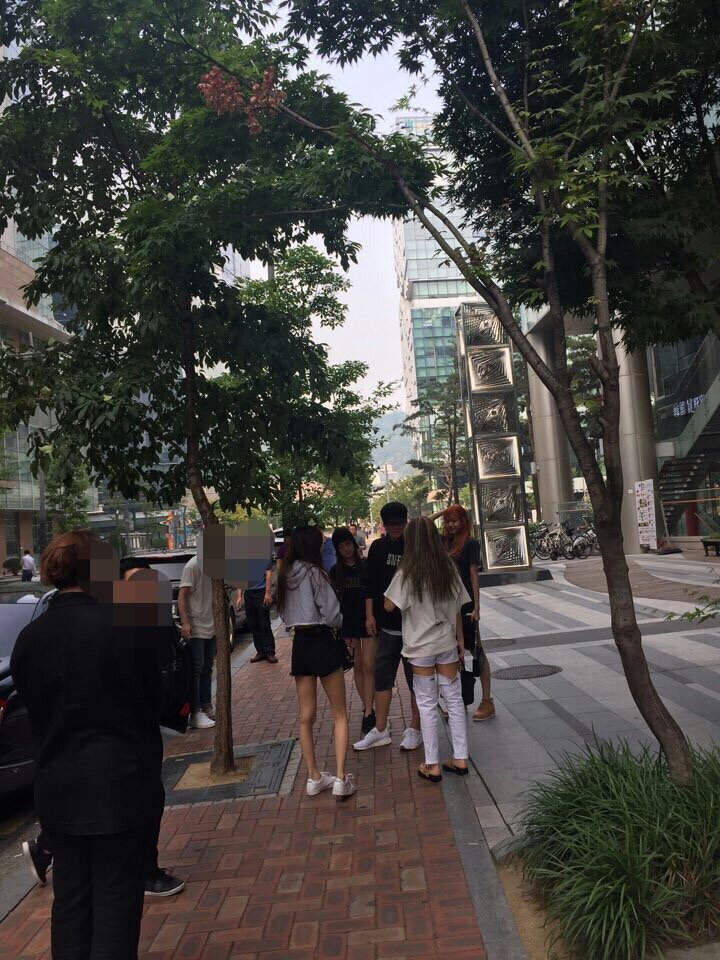 That day someone took a photo of BLACKPINK and CEO Yang and Jisoo said it was because he said that he wanted to treat BLACKPINK to a meal