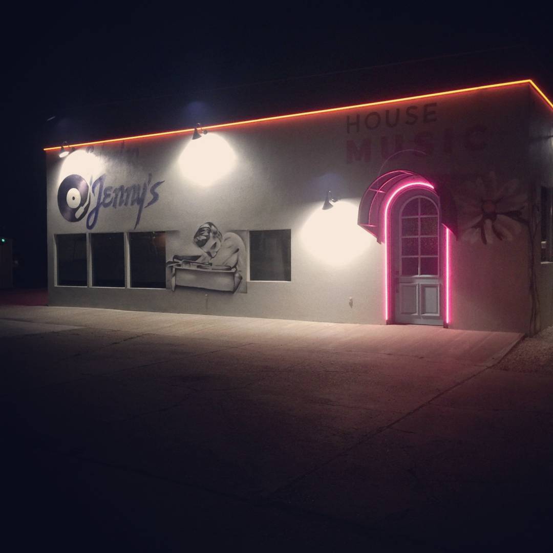 AAASignAmarillo's tweet photo. Spinning Jenny's House of Music! #ropelight #LED #route66 #ShamrockTexas https://t.co/iknuS2O5EQ