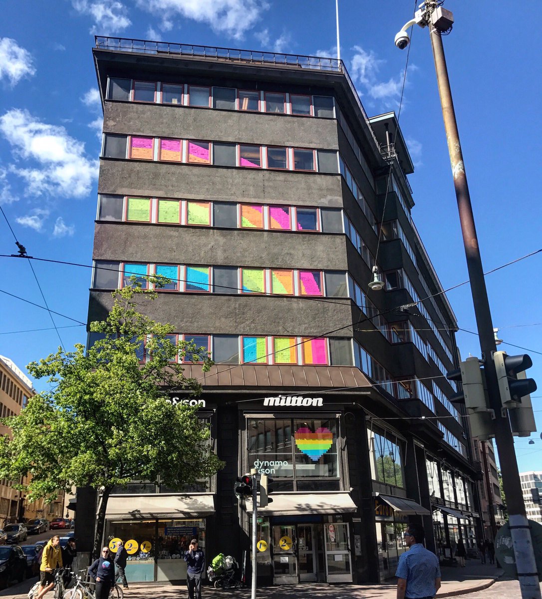 Kaisaniemenkadun ja Vuorikadun kulma 🌈 ylpeyttä 🌈 pullollaan hyvässä seurassa ❤️ <a href="/dynamoson/">dynamo&son</a> #HelsinkiPride