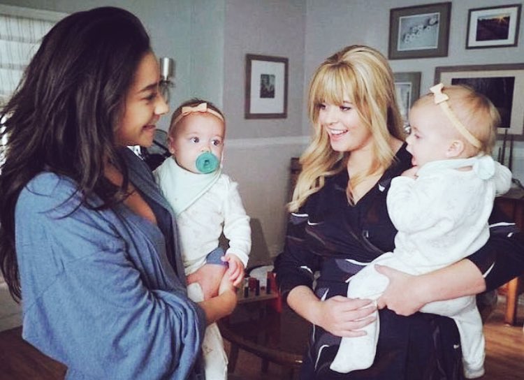 tuitesdathaay's tweet image. Um amor...Essaé minha imagem e eu vou protegê-la pra sempre.❤️😍-A.D #EmisonBaby