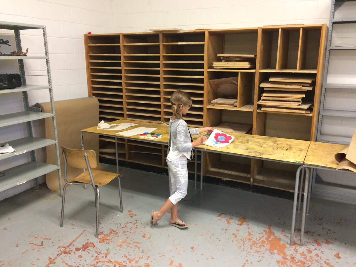 AuthorLMurphy's tweet image. I have a helper in my classroom today. #DaughterNumber2 #Painting #WatchingMovies #HangingOut
