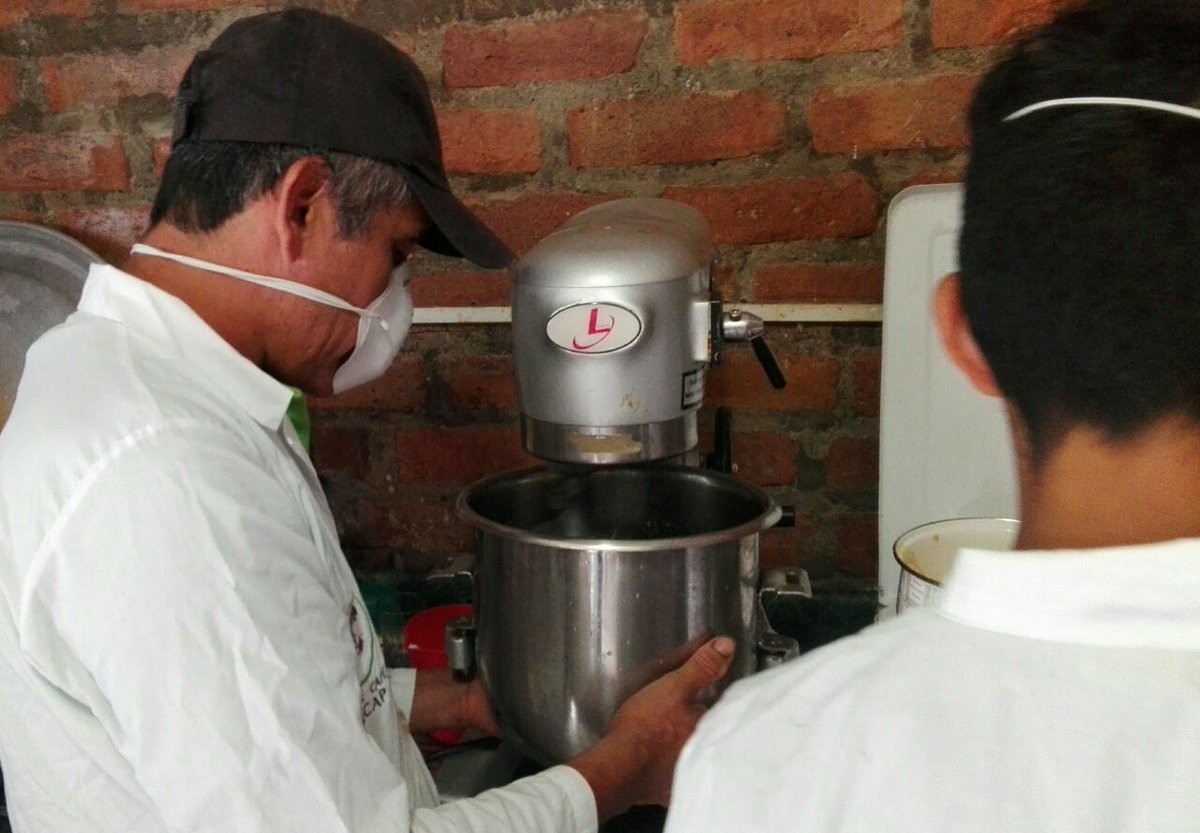 Pato_Benalcazar's tweet photo. #InfoMAG| Productores socios de #APECAP participan en taller sobre  procesamiento de #MielDeAbeja, elaboración de turrones, cantón #Palanda https://t.co/gHpDzpMqYZ