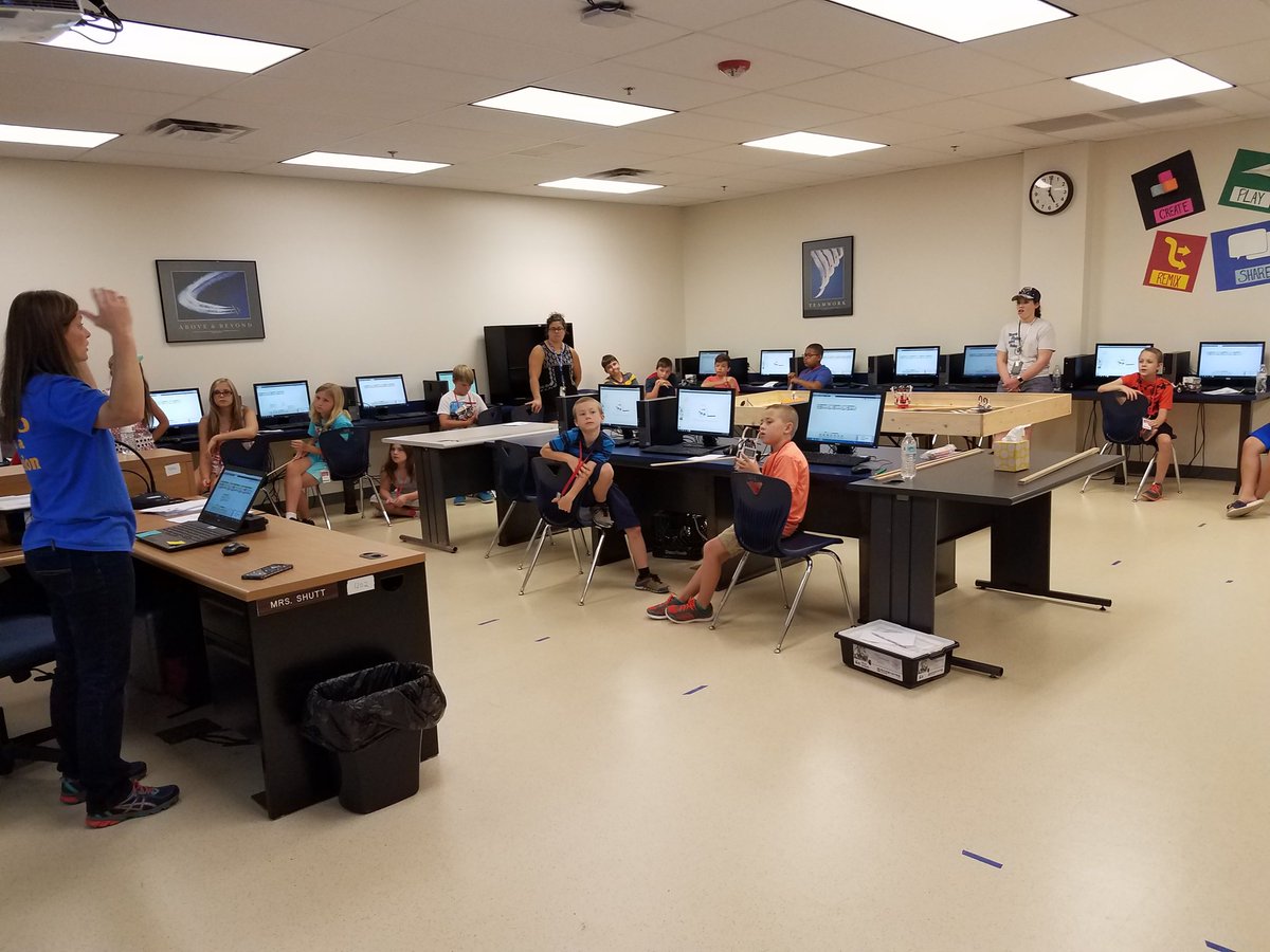 KPhill66's tweet photo. Day 2 STEM Camp SSISD!! @KellyShutt1 @SSISDWildcats https://t.co/PEfrdE2U4I