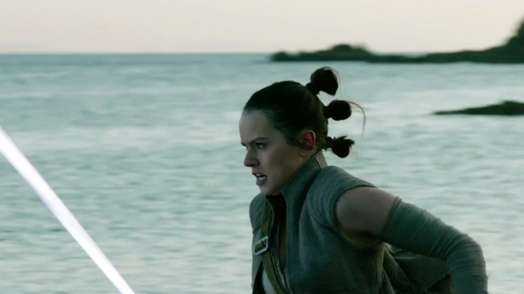 MakingStarWars's tweet photo. New shots of Rey and Captain Phasma from Star Wars: The Last Jedi  https://t.co/AKkSp8HWXb https://t.co/r5ZO0Vc9MK