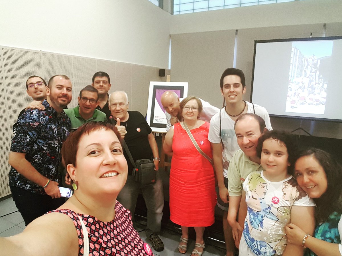 silviacasola's tweet photo. Bones festes de la Florida, bones festes del barri! Ja casi no cabem als selfies ๐ ๐๐ #LHospitalet #nouLH #FMFlorida #esquerraLH https://t.co/WVqEQM2rcl