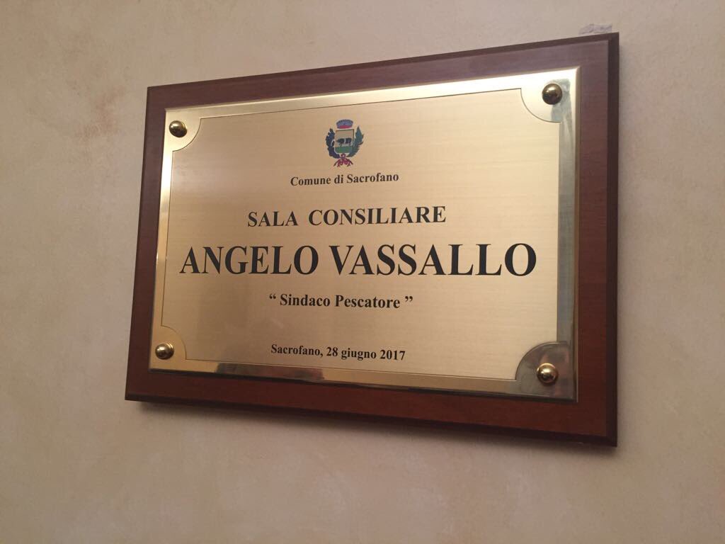 ComuneDiGerano's tweet photo. Il #Sindaco Danilo Felici a #Sacrofano per intitolazione Sala Consiliare a #AngeloVassallo @gasparripdl #belgesto #ricordo https://t.co/pc0xbwN21Y