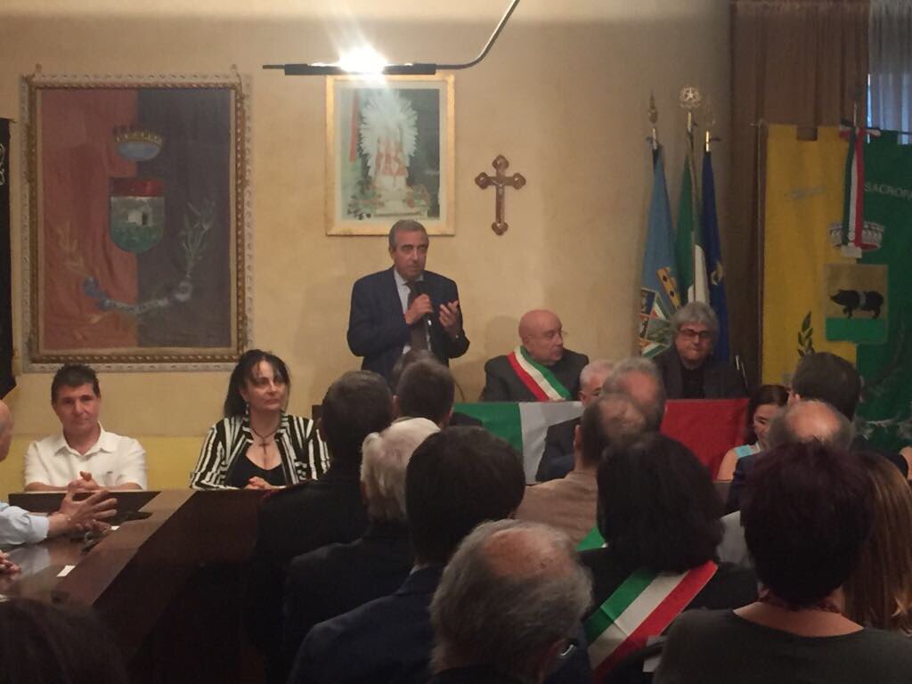 Il #Sindaco Danilo Felici a #Sacrofano per intitolazione Sala Consiliare a #AngeloVassallo <a href="/gasparripdl/">Maurizio Gasparri</a> #belgesto #ricordo