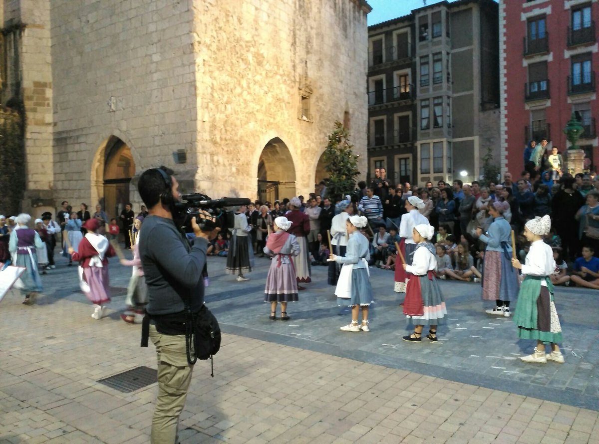 Deba_Turismo's tweet photo. San Pedro bezpera, zahagiak, euskal dantzak... Giro bikaina sortu da Plaza Zaharrean! #Deba https://t.co/thOtRbWPzj