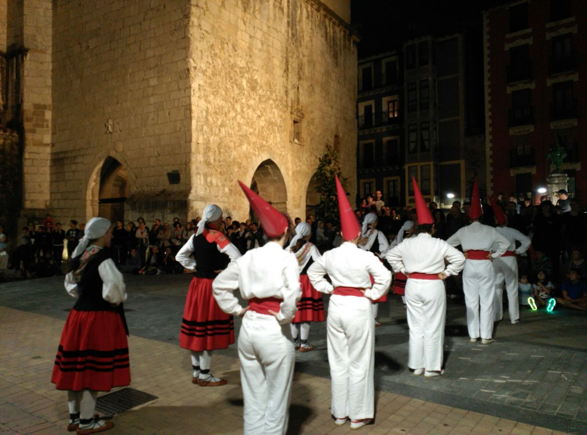 Deba_Turismo's tweet photo. San Pedro bezpera, zahagiak, euskal dantzak... Giro bikaina sortu da Plaza Zaharrean! #Deba https://t.co/thOtRbWPzj