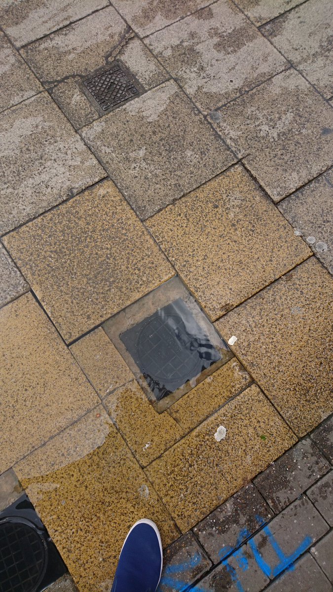 OnlyMikee81's tweet photo. Water leak outside sainsburys local marlow. #thameswater #beenafeweeks https://t.co/gF2Bc9scRQ