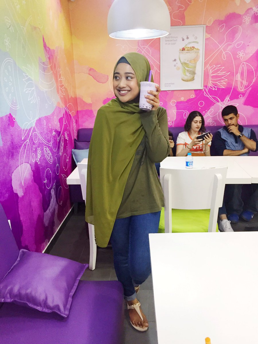 _sherryabdullah's tweet photo. Model tak berbayar Juice Bang Bang. Touch down je Amman benda ni aku cari dulu. Thank you Puteri Semperit @kecikenid https://t.co/8NaYbWJTKX