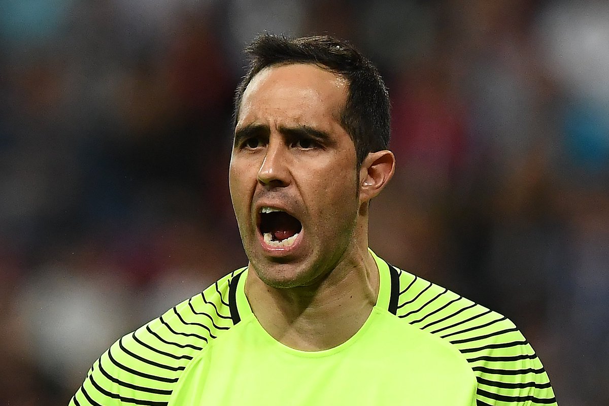 T13's tweet photo. ❤❤❤ ¡GIGANTE CLAUDIO BRAVO! ¡El capitán de La Roja atajó los tres penales de Portugal! https://t.co/xHHbAF9xwD