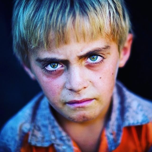 Summospiritus_'s tweet photo. علىٰ اليسار طفل عراقي نازح ، علىٰ اليمين طفل سوري نازح هربوا من بطش داعش.
#FaceIQ
#Iraqesque
#Syria https://t.co/qQeKkuuYjl