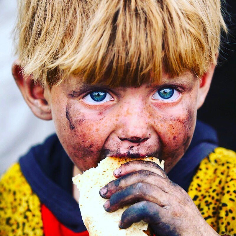 Summospiritus_'s tweet photo. علىٰ اليسار طفل عراقي نازح ، علىٰ اليمين طفل سوري نازح هربوا من بطش داعش.
#FaceIQ
#Iraqesque
#Syria https://t.co/qQeKkuuYjl