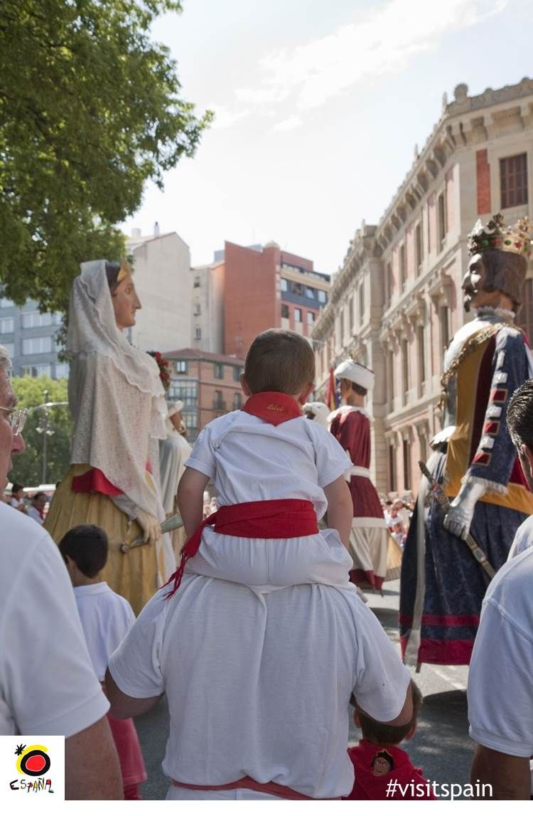 EspanaEnLatam's tweet photo. El 6 de julio un mar de pañuelos rojos dará la bienvenida a 9 días irrepetibles en #Pamplona. #SanFermin2017 #SF17 https://t.co/O2O9TrJMGf