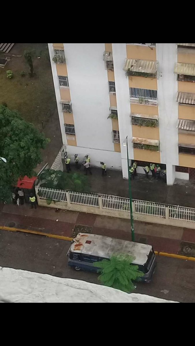 #losjardinesdelvalle #elvalle #28junio PNB haciendo destrozos en los edificios que están al lado de la estación del metro los jardines
