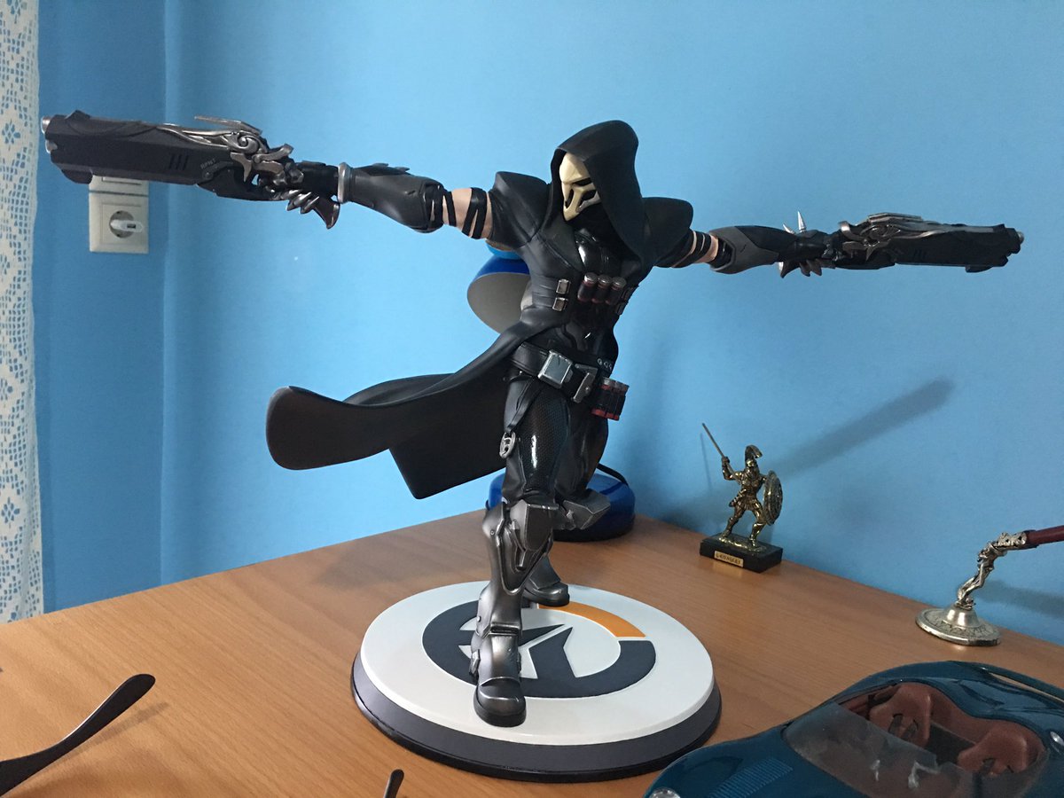 DaRKBuLL21's tweet photo. @PlayOverwatch He's finally here!! Thank you guys for this awesome statue :) https://t.co/S500YdNN3Q