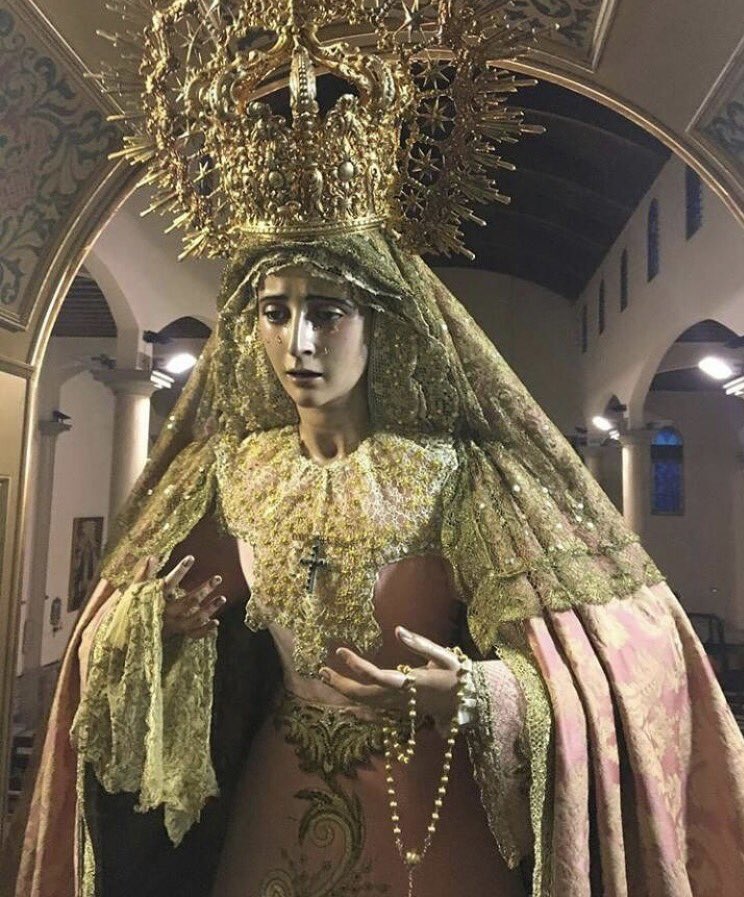 LaPriostiaSev's tweet photo. En el Cerro encontramos vestida con saya y manto rosa a la Virgen de los Dolores por Paquili. https://t.co/DB1Uvigxxu
