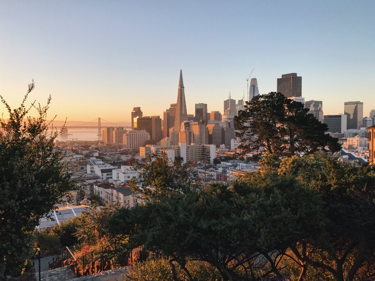 SurfAir's tweet image. Wake up for the sunrise. It’s worth it, we promise. Now with 15 flights a day, getting to SF is easier than ever with #SurfAir.