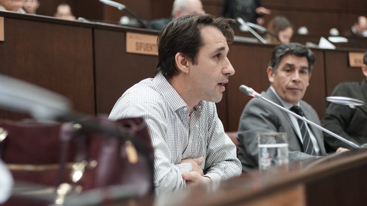 DiputadosMPN's tweet photo. Traer un Boca River sale 400 mil dólares acá traen a tres equipos de la B por un millón y medio de dólares? Muestre el contrato @RiosecoR https://t.co/4zTW9YNZRL