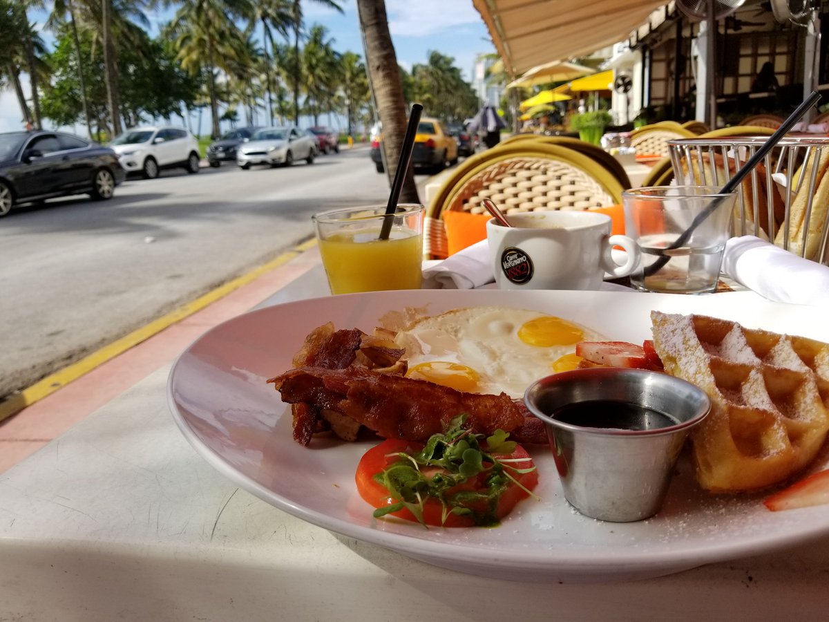 NATY_HER13's tweet photo. @theSamsungSide @TMobile #SamsungCameraDemo  some Bahamians  vacations #GS8 made them special https://t.co/86U0LLZj9V