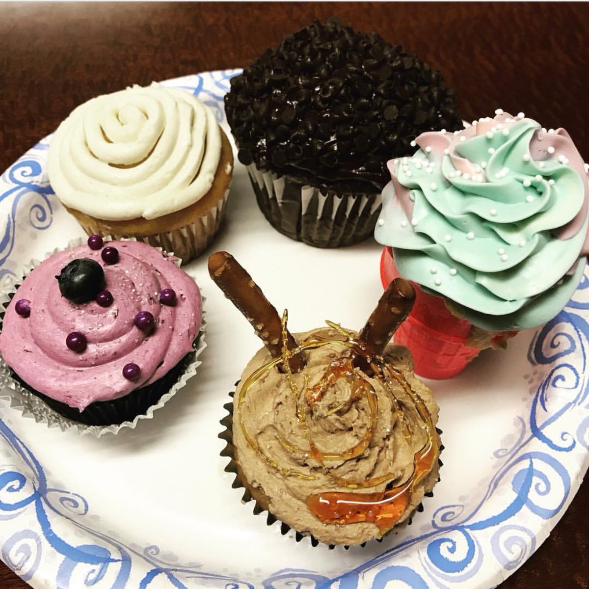 SharpNotions's tweet photo. Who do you think will win? It's up to the judges! #cupcakewars #sharpnotions 😍👏🏼🎂 https://t.co/q7YVWkig7T