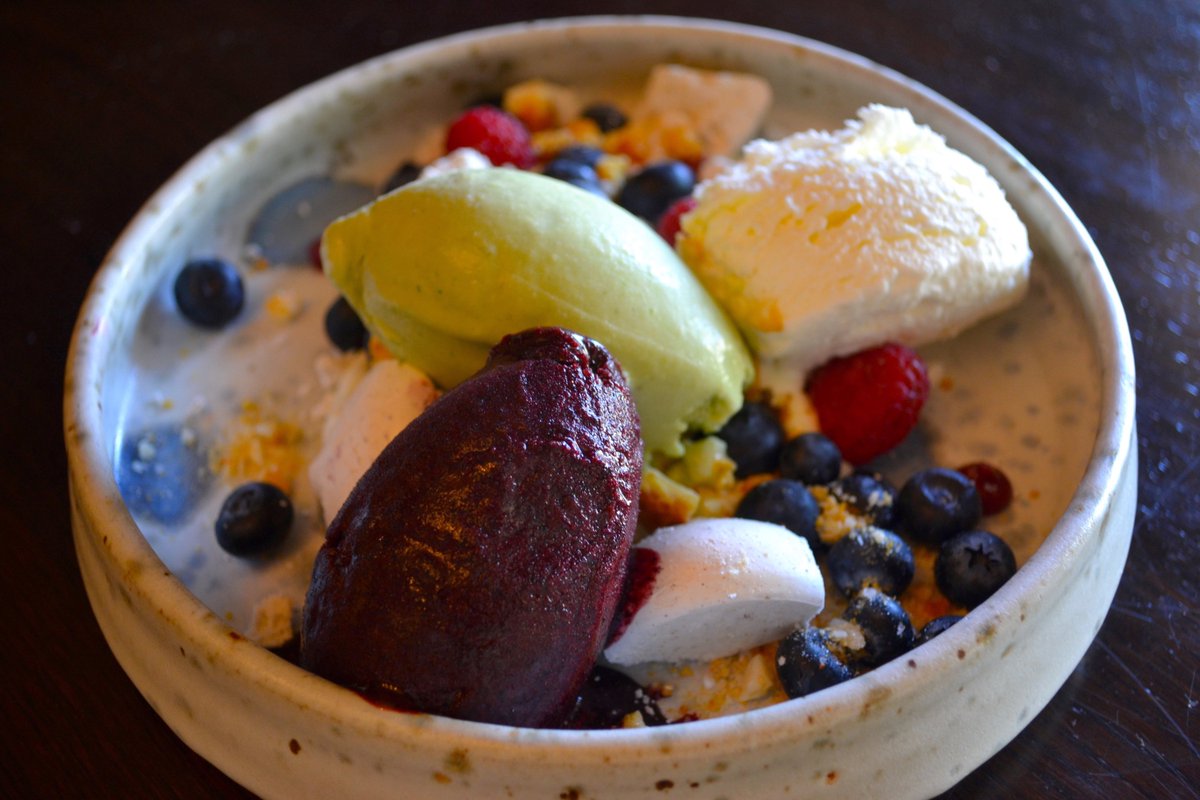 Dessert goals right here. #EtonMess
 
For reservations: bit.ly/PaxAmReservati…