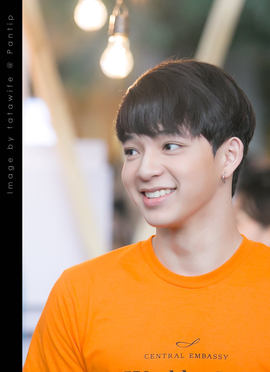 KarlTatawife's tweet photo. เอาจริงๆ เลยนะ (อีกรอบ) .. คือจำชื่องานไม่ได้ และขี้เกียจไปค้น 555 เอาเป็นว่า เอารูปไปเลยละกัน ไม่ต้องพูดมาก #2Moonstheseries #ก็อตบาส https://t.co/WJ783eE5Ru