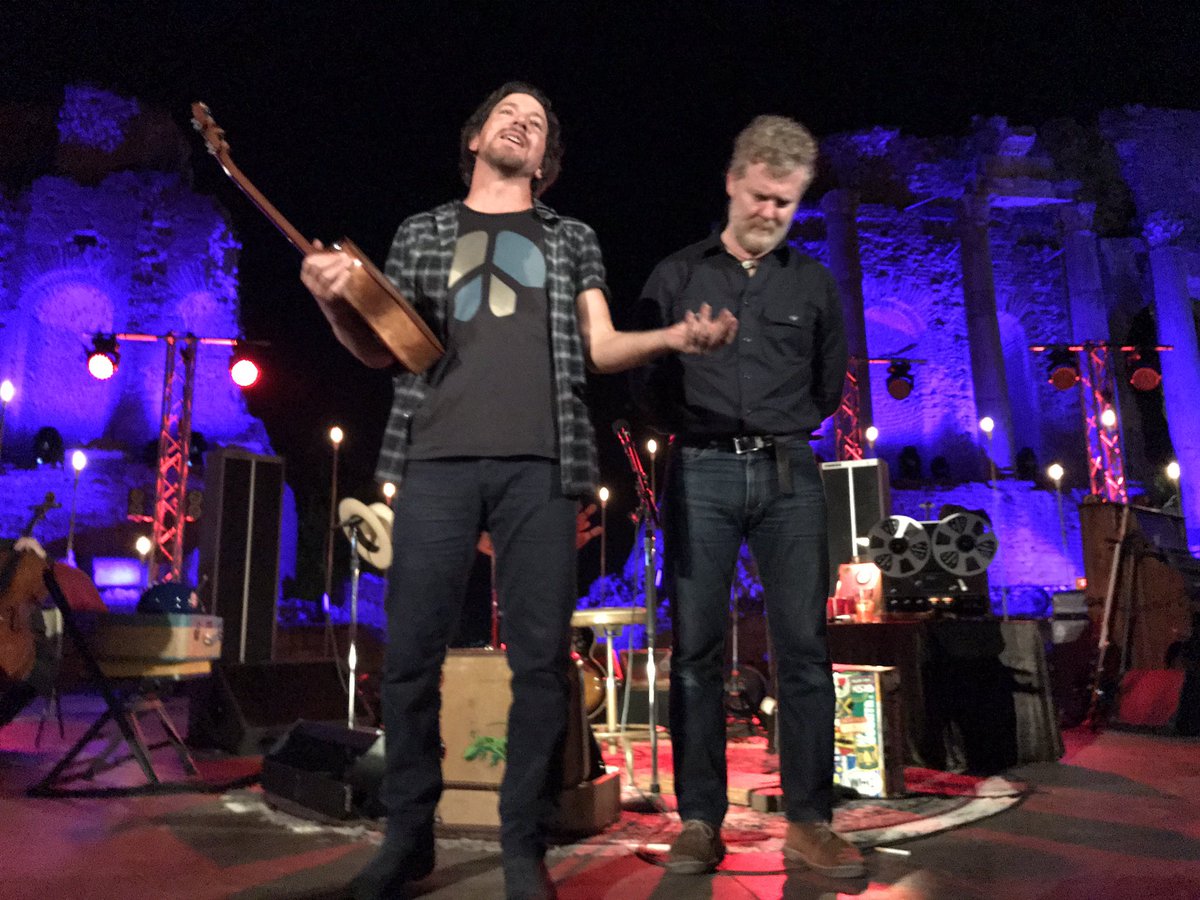DavidAristei's tweet photo. Sleepless nights in Taormina...
Epic final show of Eddie Vedder European Tour 2017! Thanks Eddie, thanks @Glen_Hansard https://t.co/ZCrrLojKS2