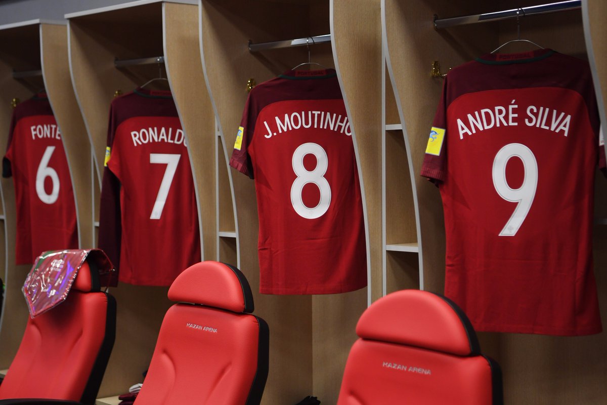 FIFAcom's tweet photo. 📸🇵🇹🇨🇱
Inside the dressing rooms ahead of #PORCHI
#ConfedCup https://t.co/gPtGIlddbI