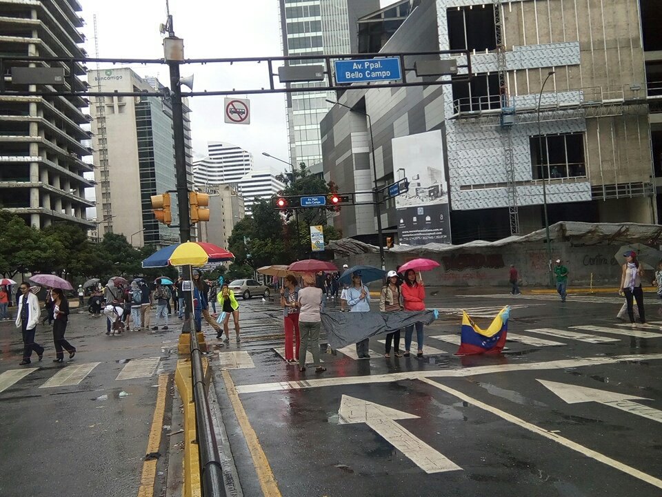 ElNacionalWeb's tweet photo. #ENvivo Trancazo en la  Av. Francisco de Miranda cruce a Bello Campo en #Chacao #28Jun 12:53pm  - Vía @MarijoCastejonR https://t.co/hyl3KaDFET
