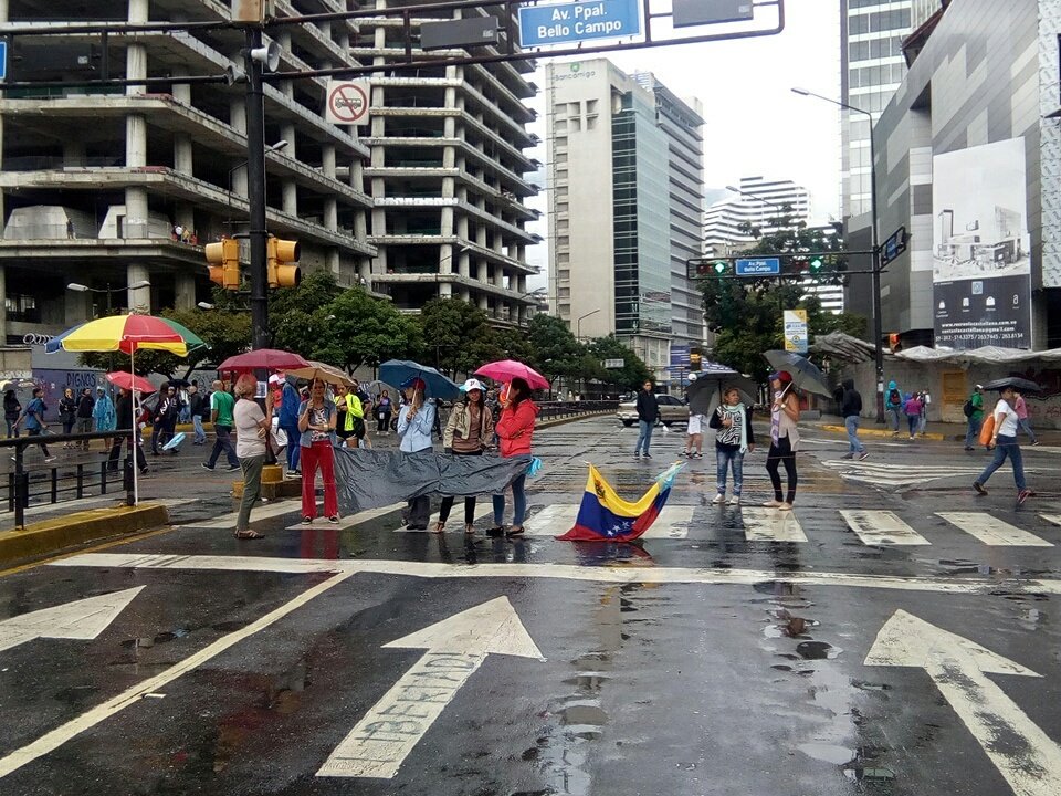 ElNacionalWeb's tweet photo. #ENvivo Trancazo en la  Av. Francisco de Miranda cruce a Bello Campo en #Chacao #28Jun 12:53pm  - Vía @MarijoCastejonR https://t.co/hyl3KaDFET