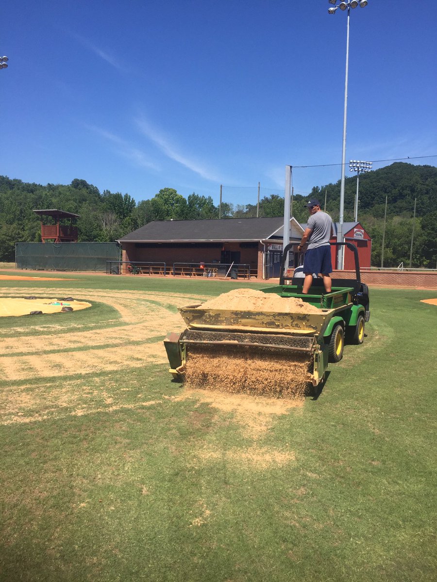 UCSportsFields's tweet photo. Top dressing the Bermuda at baseball today. #offthegrass https://t.co/MTszOfhSmj
