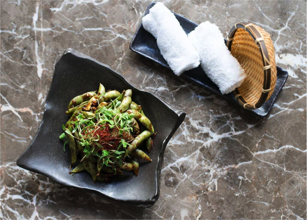 Spice up your meal with our spicy edamame. #Makoto #BalHarbour #Edamame | 📷 @andrewhektor