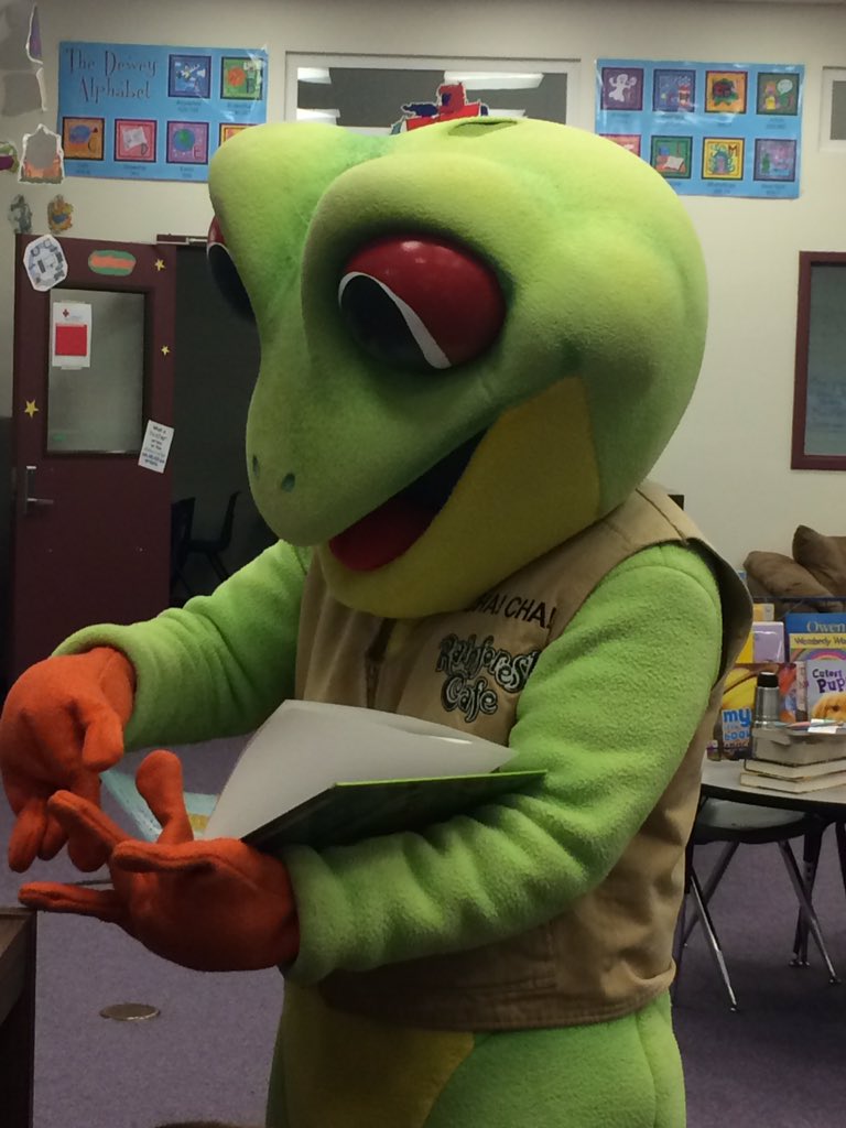 Cha-Cha, from the Rainforest Cafe, joined us for some summer reading today! <a href="/roadrunnersrule/">Lessenger Elementary</a> #WeAreLamphere