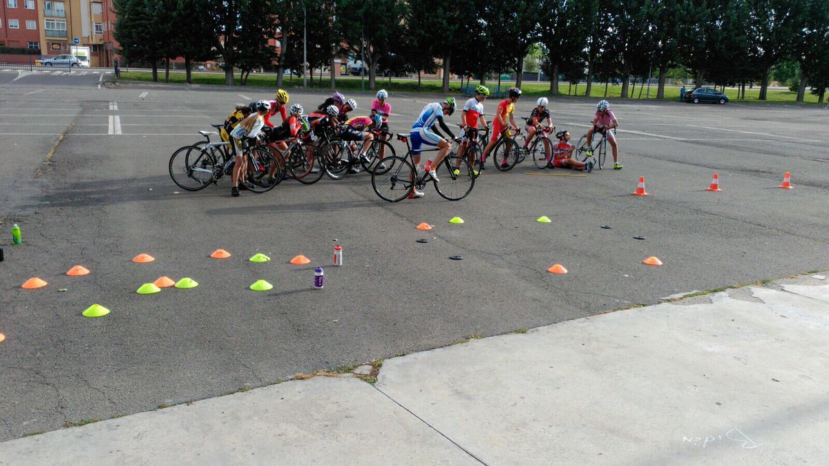 FCiclismoCyL's tweet photo. Tarde muy completa para los chicos y chicas de la #SelecciónCyL preparando el Campeonato de España #CiclismoCyL https://t.co/MTpuegc0ct