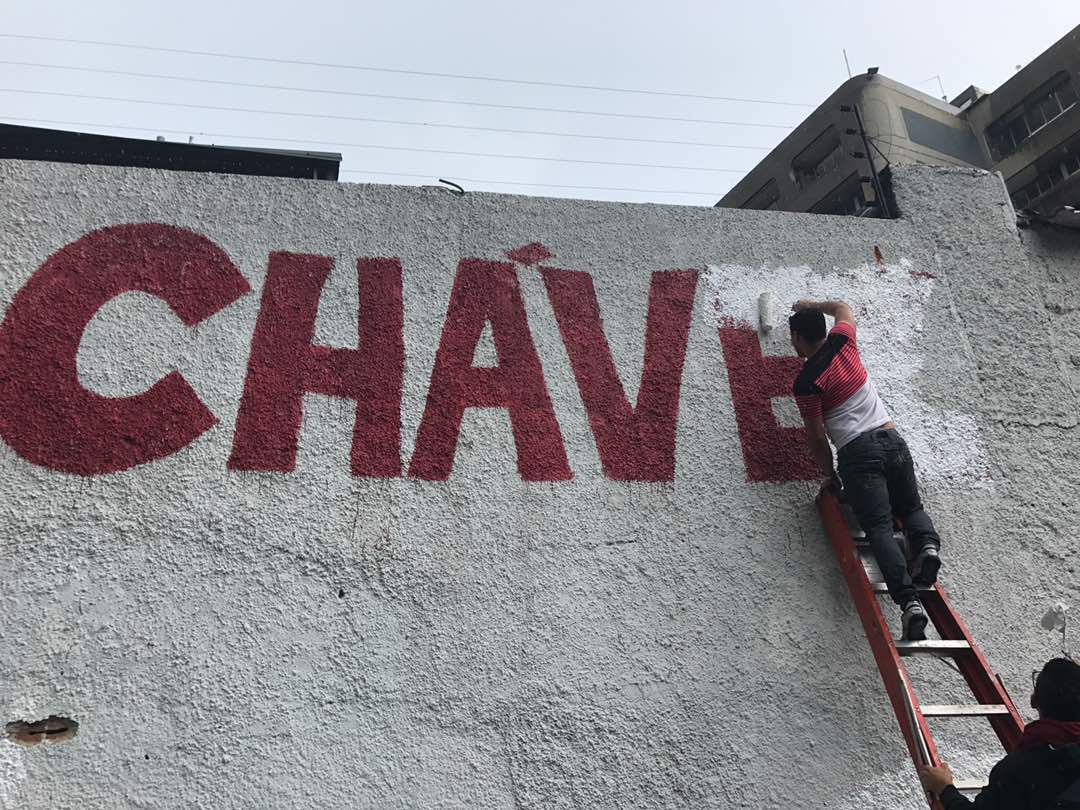 ElNacionalWeb's tweet photo. #ENVivo Borran mural de Chávez en San Bernardino #28Jun https://t.co/0UR1YyTwBB