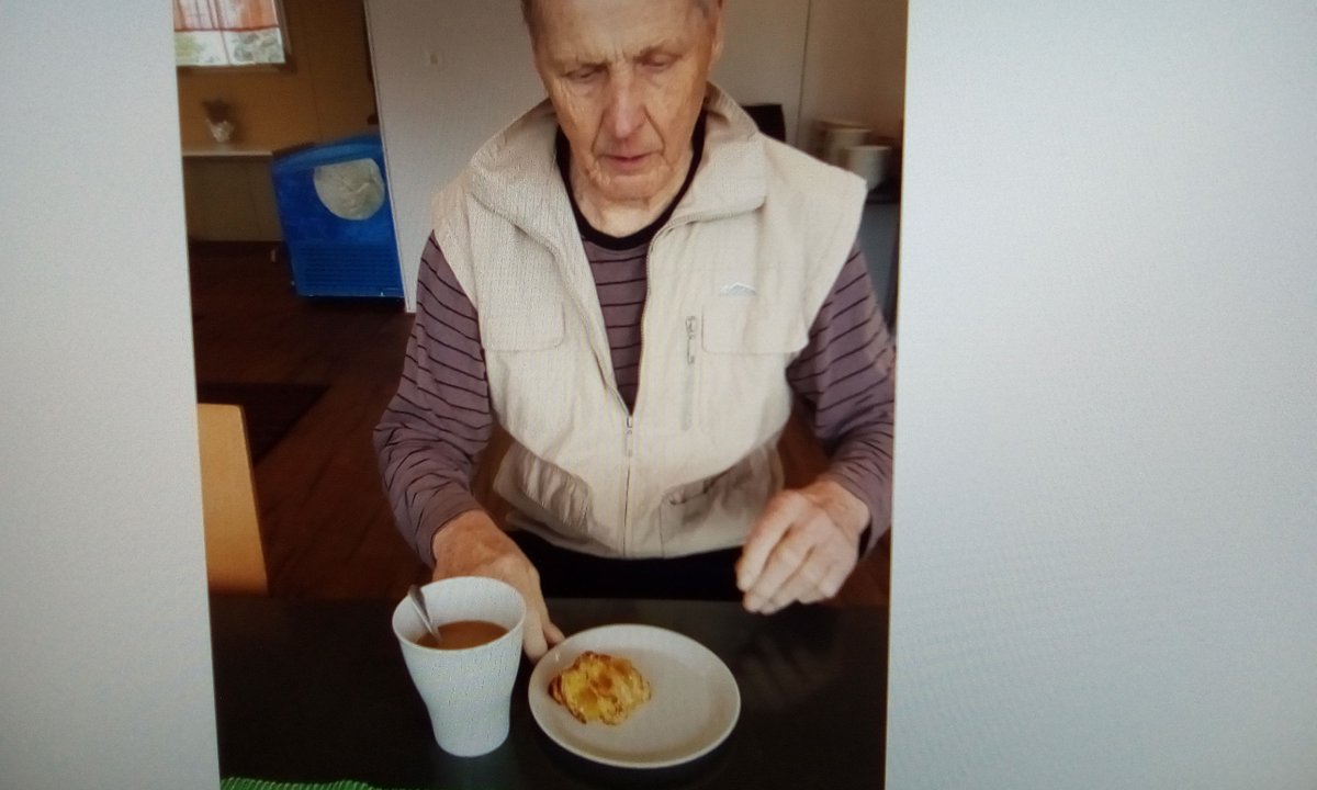 HyvaPhhyky's tweet photo. Omahoitaja vartti. Luxusta elämään! Kahvilla asukkaan kanssa ihka oikeassa kahvilassa ja kahvi ihan oikealla kermalla. #PHHYKY #Timontalo https://t.co/o8u9ItHqxG