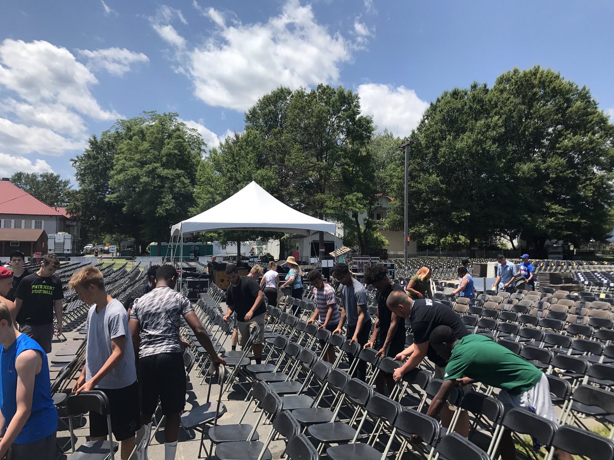 patuxentfootbal's tweet photo. The team putting in some community time. https://t.co/jgcPcb8Uhw