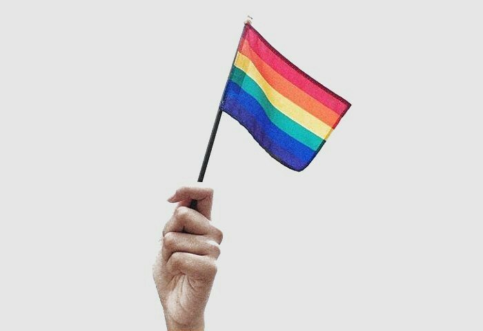 флажок в руке. красные флажки в руках. человек с флагом. флажки ручные. какой флаг в руки.