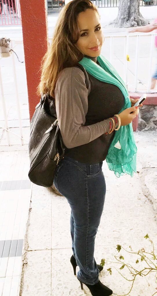 andresh55778367's tweet photo. @lirlax tu solo aquí me tienes suspirando. mamacita.!!! https://t.co/gur6sYXT6J