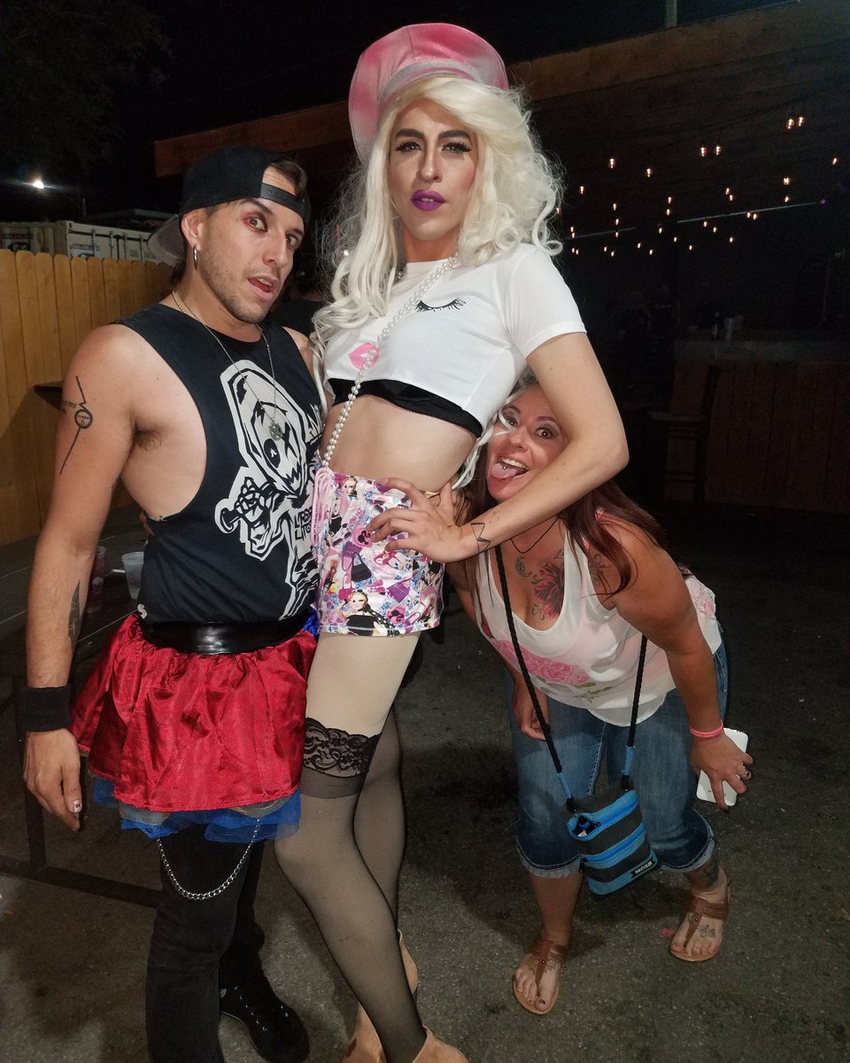 deckerdrummer's tweet photo. Being fab with #RemyRay last night. Nice photobomb Stacy #StitchedUpHeart #HeartsInHell #Tour #SuckIt #BringTutus #Queens #LoversAreLunatics https://t.co/Z9H4hpvPdg