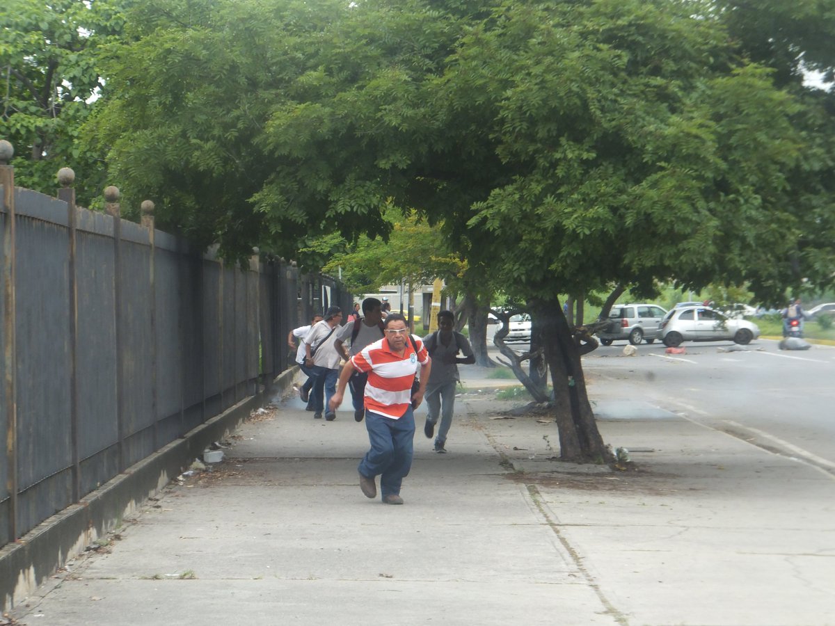 estrano_luis's tweet photo. @trafficVALENCIA a la gloriosa GNB no le importo lanzarle lacrimogenas a civiles en la #Isabelica #Valencia #Carabobo https://t.co/2KpqRga6cI