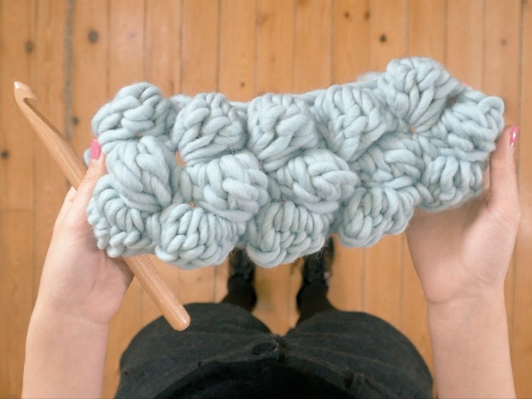 ¿Quieres aprender a hacer punto burbuja? ¡Una manera diferente de hacer el crochet que te dejará impresionada! => dwnda.me/puntoburbuja