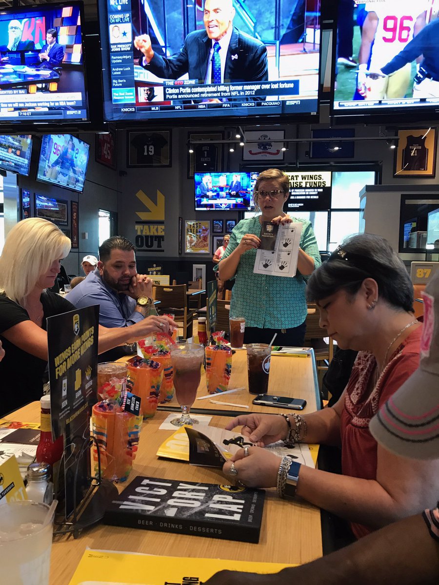 rpixler9's tweet photo. NAC lunch in action!! #myONboardingisbetterthanyours #mycoachesROCK @AnthonyOteroJr @vortiz888 @kelm_donna https://t.co/YzUH6pAtXt