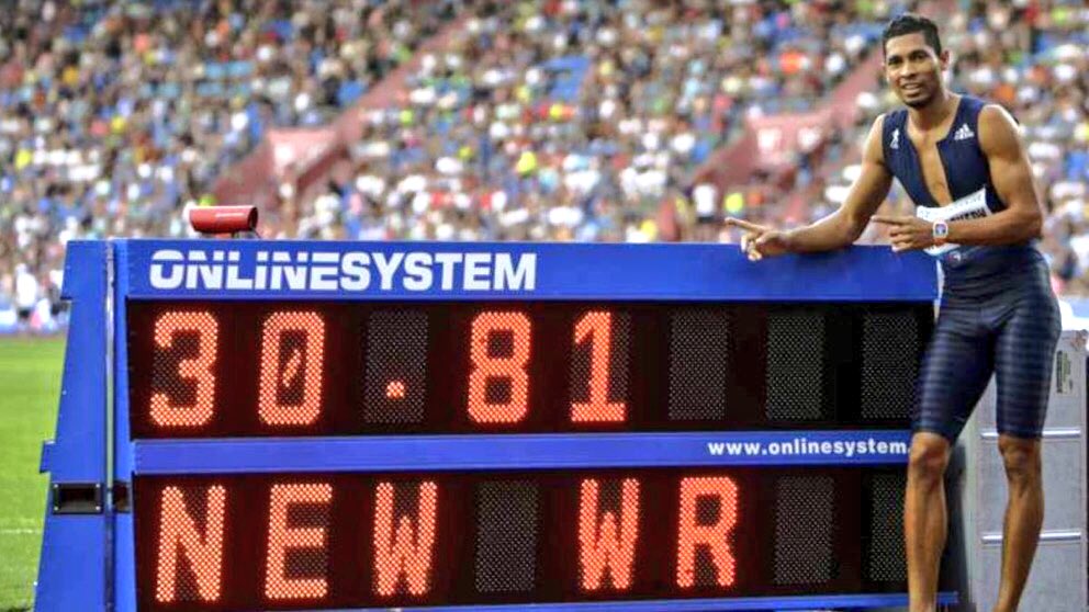 🇿🇦🥇🌟Wayde van Niekerk just broke another world record, 300m in 30.81 for the win in Ostrava. Breaking Michael Johnson’s world best of 30.85!