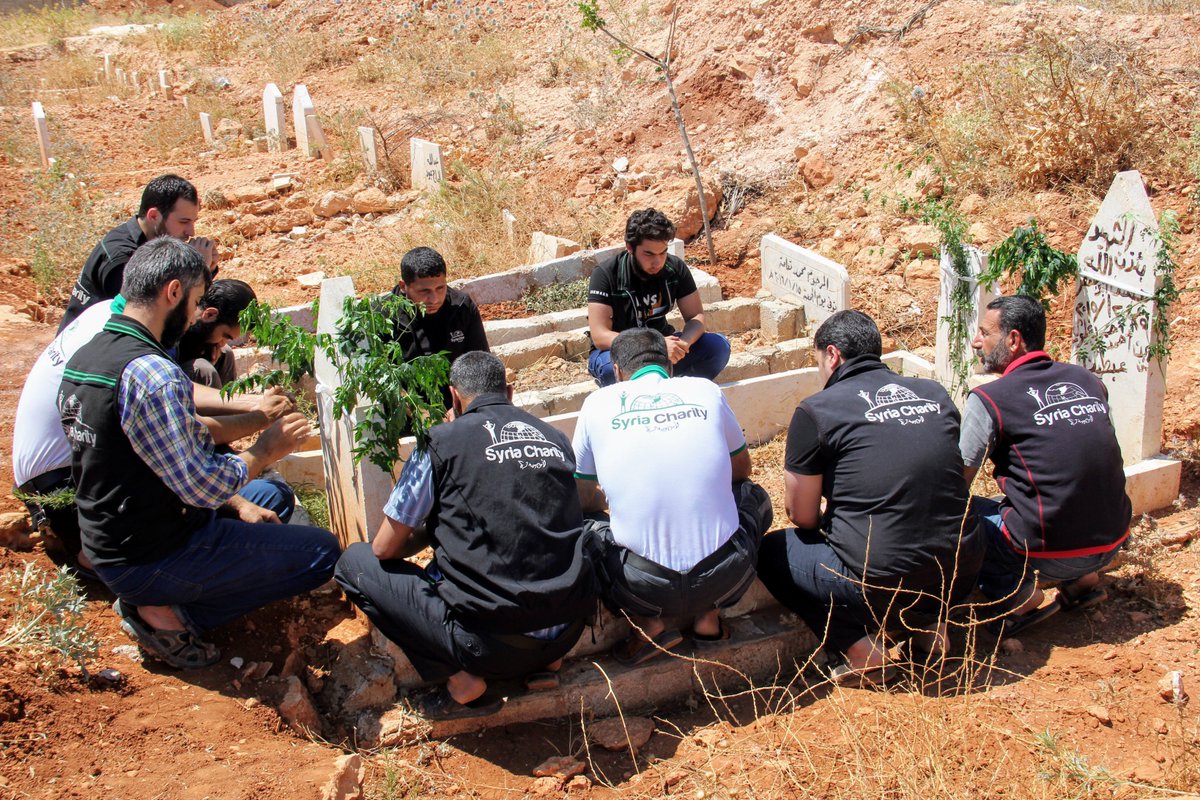 HOMMAGE aux héros de Syria Charity qui ont péri en accomplissant leur devoir. Nos équipes se st recueillis sur leur tombe en ces jr d'Aid