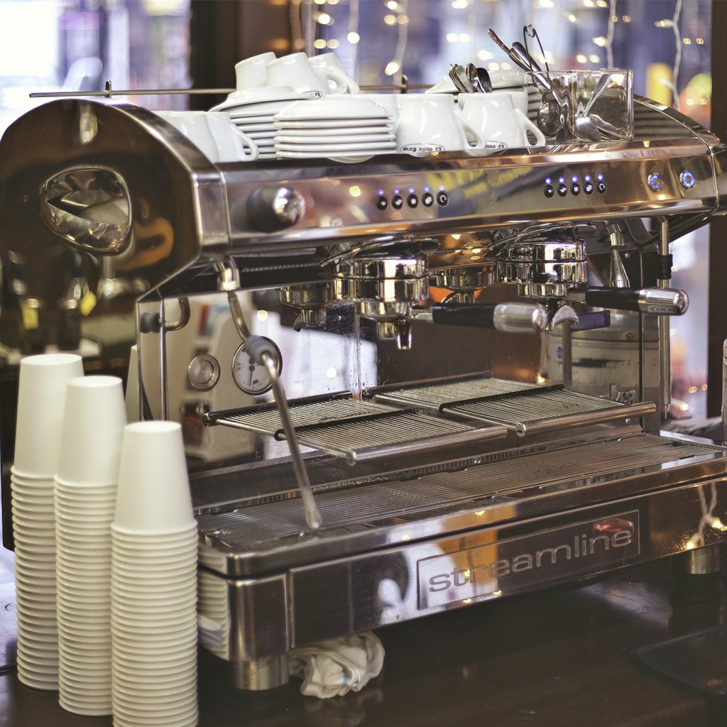 Saviez-vous? Il existe un #café en France où le prix du café augmente si on ne dit pas "bonjour" et "s'il vous plaît". On aime l'idée? ;)