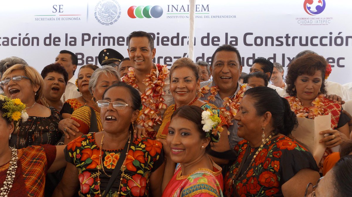 nacionesmx's tweet photo. Colocan la primera piedra del nuevo Mercado de #Ixtepec #Oaxaca el presidente @FelixSerranoT y el gobernador @alejandromurat #istmopress https://t.co/oDYoMV1b9t