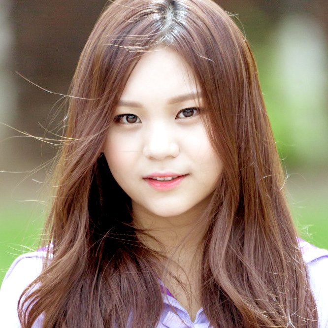 Umji (GFriend) - ela é criticada por não ter o rosto fino